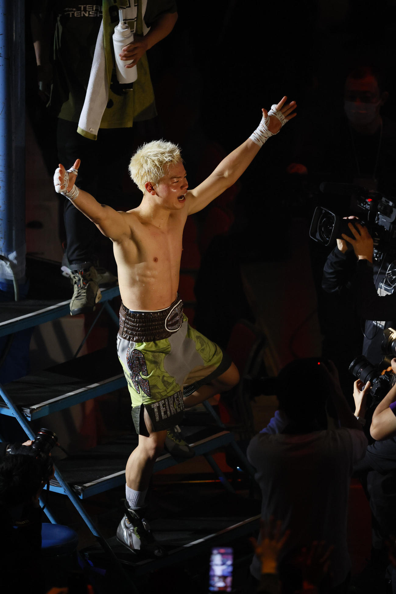ルイス・ロブレスにTKO勝ちし、ポーズをとる那須川天心（撮影・藤尾明華）