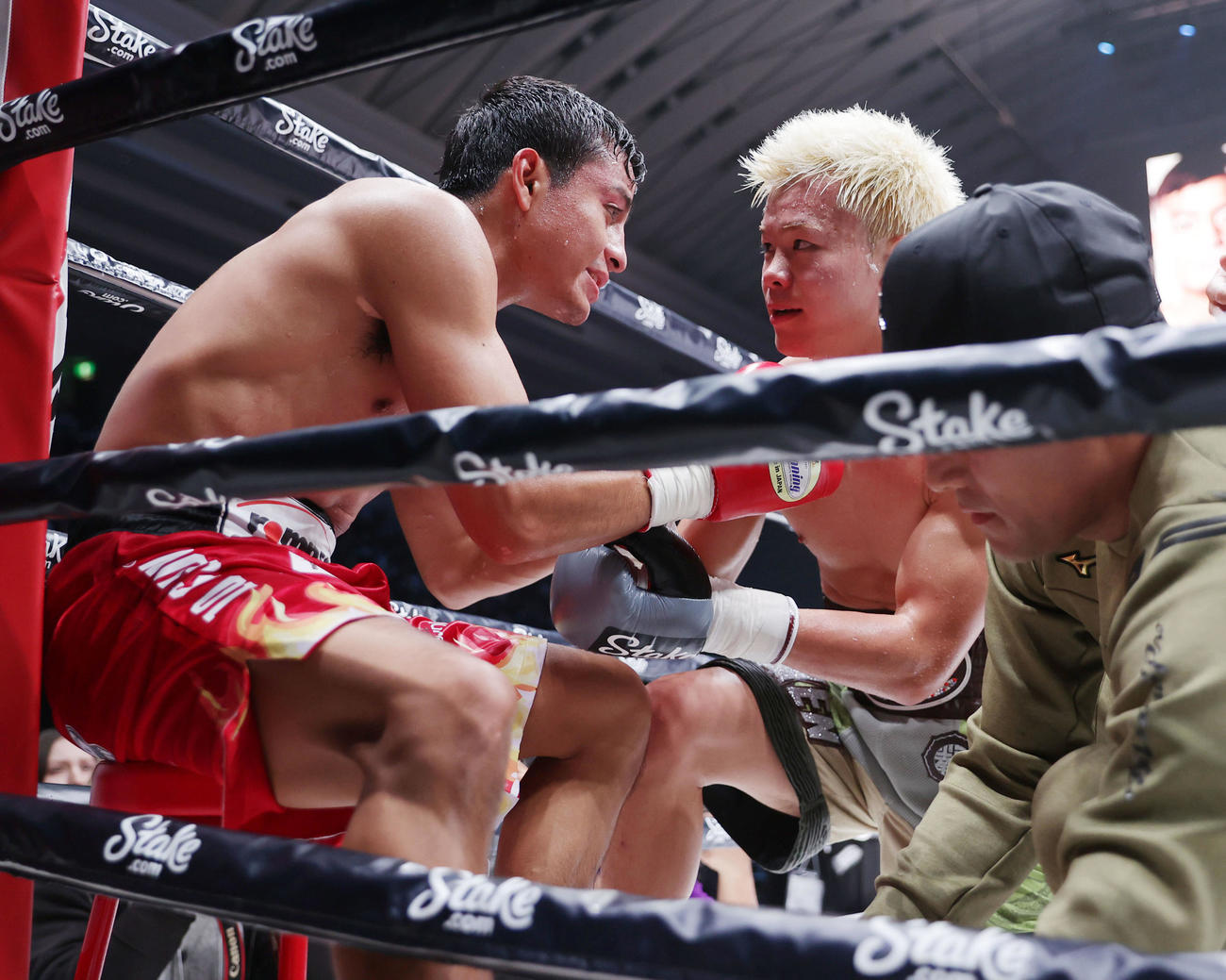 ルイス・ロブレス対那須川天心　右足負傷でTKO負けとなったルイス・ロブレス（左）とグローブを合わせる那須川天心（撮影・前田充）