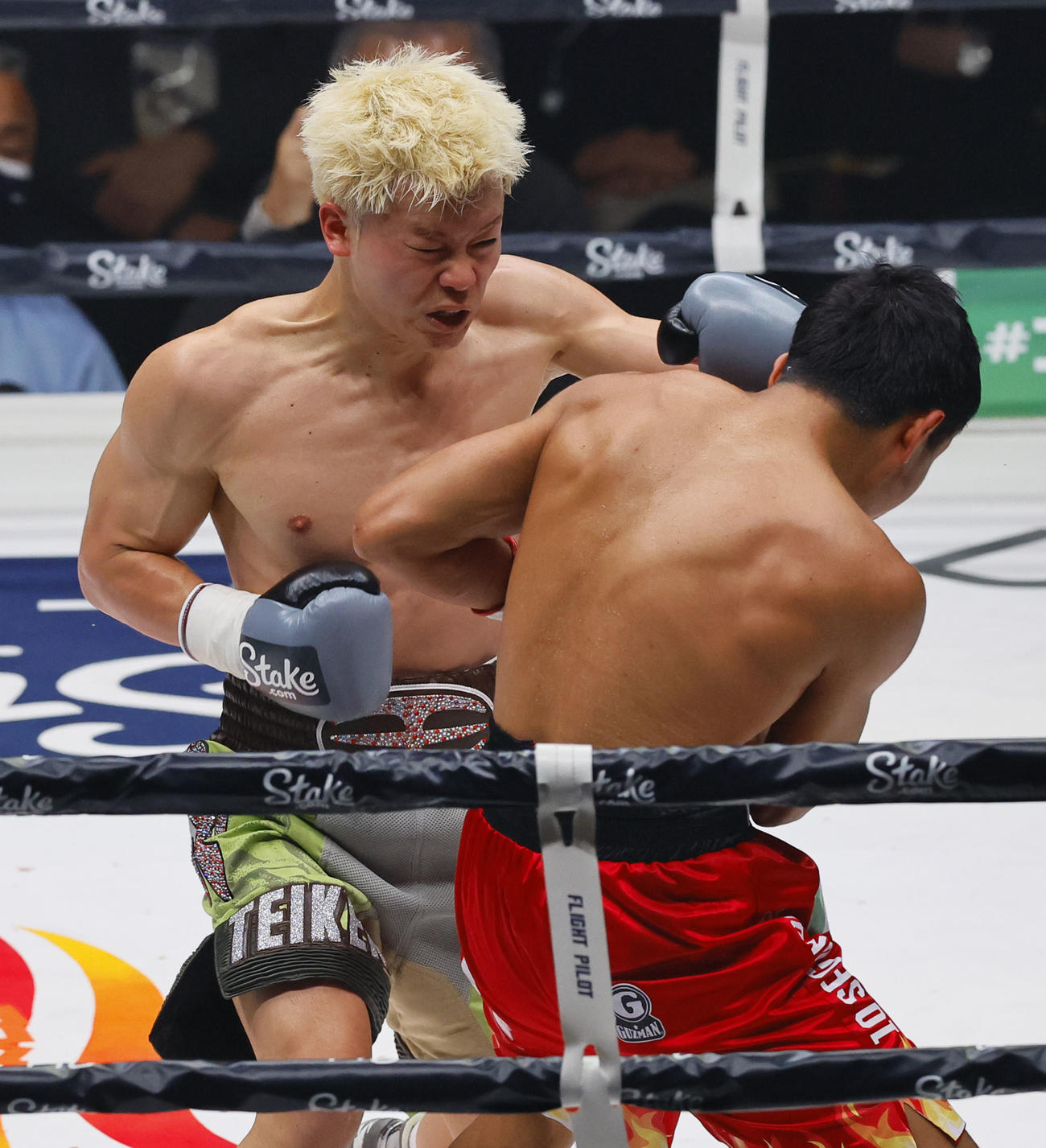 2回、ルイス・ロブレスを攻める那須川天心（撮影・藤尾明華）