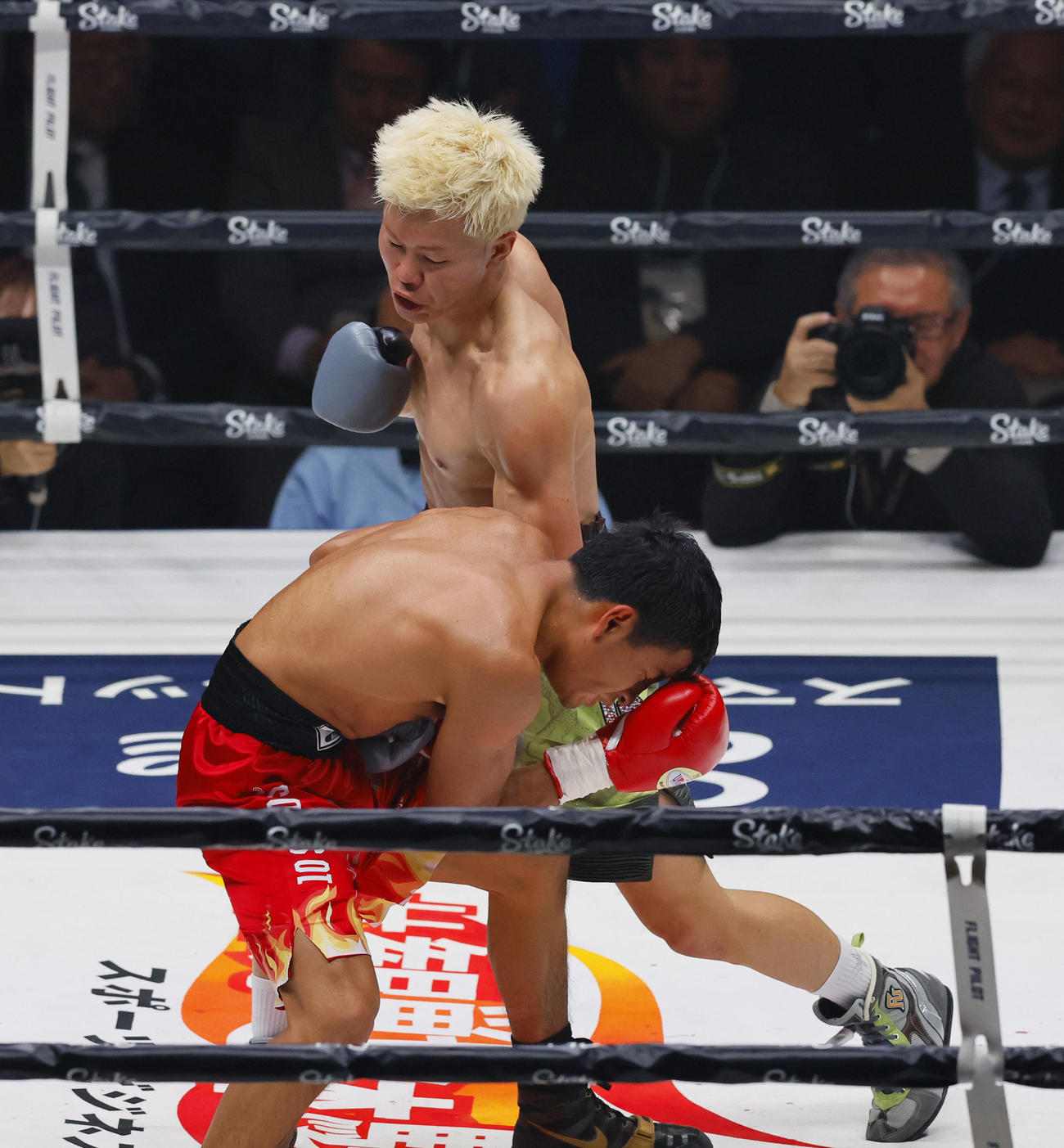 2回、ルイス・ロブレスのボディを攻める那須川天心（撮影・藤尾明華）