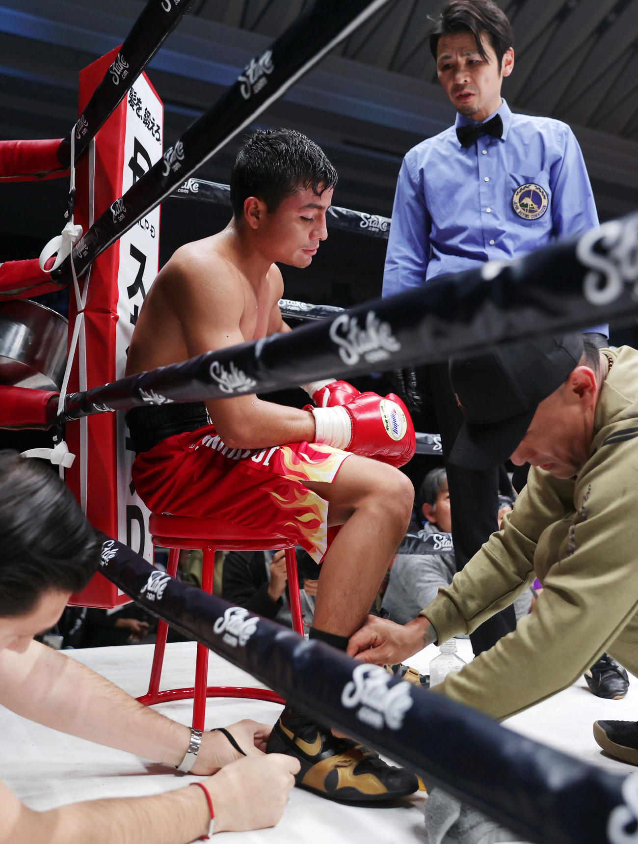 4回が始まる前に右足負傷でTKO負けとなるロブレス（撮影・前田充）