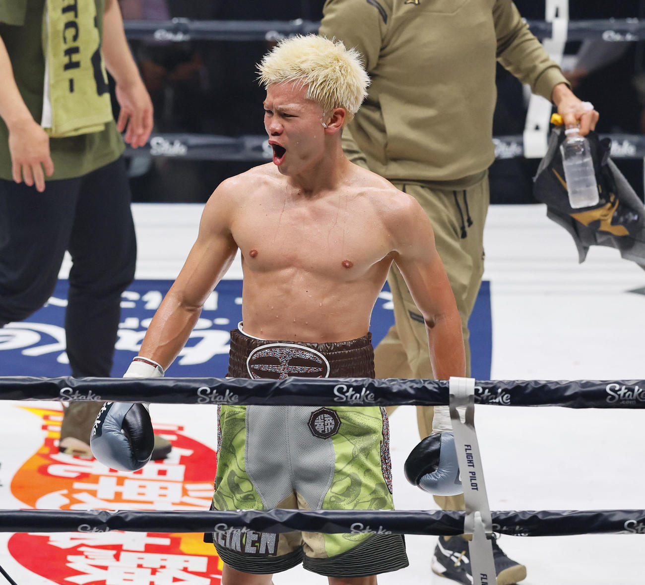 ルイス・ロブレスにTKOで勝利し、喜ぶ那須川天心（撮影・藤尾明華）