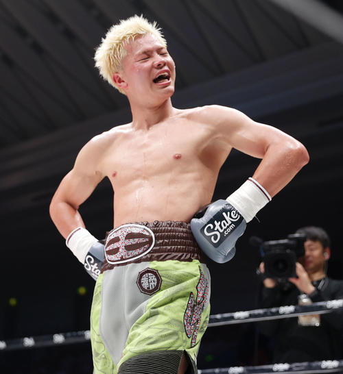 ルイス・ロブレス対那須川天心　ルイス・ロブレスにTKO勝利したものの少し微妙な表情も見せる那須川天心（撮影・前田充）