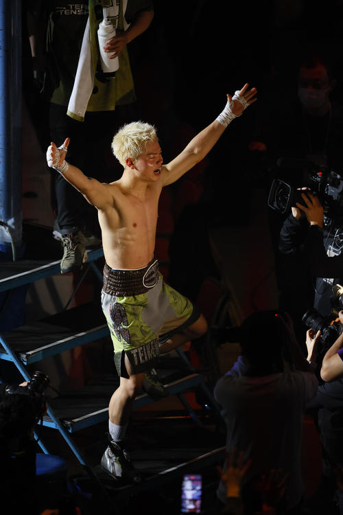 ルイス・ロブレスにTKO勝ちし、ポーズをとる那須川天心（撮影・藤尾明華）
