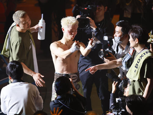 ルイス・ロブレスにTKO勝ちし、ポーズをとる那須川天心（撮影・藤尾明華）