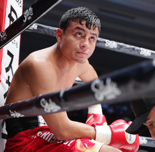 ルイス・ロブレス対那須川天心　4回が始まる前に右足負傷でTKO負けとなるルイス・ロブレス（撮影・前田充）