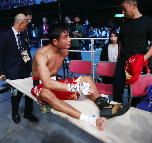 右足負傷でTKO負けしたロブレスは担架に乗って引き揚げる（撮影・前田充）