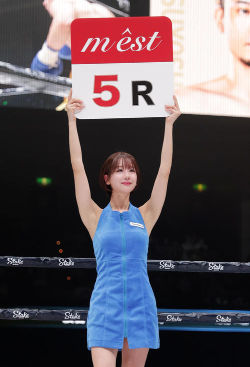 リング上を歩くラウンドガールの新唯（撮影・前田充）