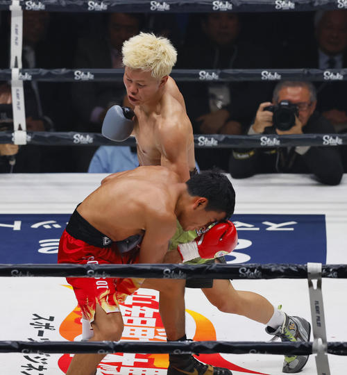 2回、ルイス・ロブレスのボディを攻める那須川天心（撮影・藤尾明華）