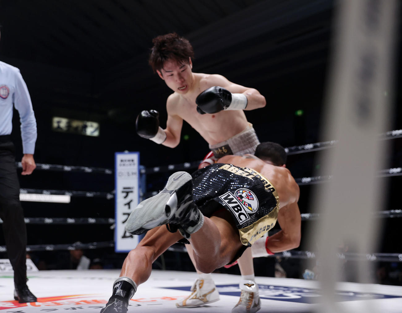 寺地拳四朗対カルロス・カニサレス　2回、カルロス・カニサレス（左）は寺地拳四朗に倒れかかるようなパンチを放ちリング上に転倒する（撮影・前田充）