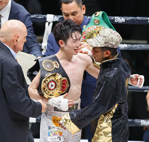 カルロス・カニサレスと抱き合う寺地拳四朗（撮影・藤尾明華）