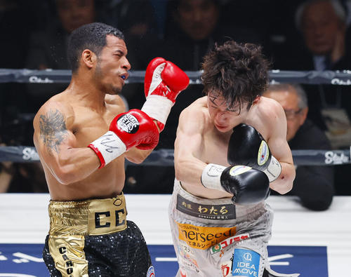 3回、カルロス・カニサレス（左）にパンチを放つ寺地拳四朗（撮影・藤尾明華）
