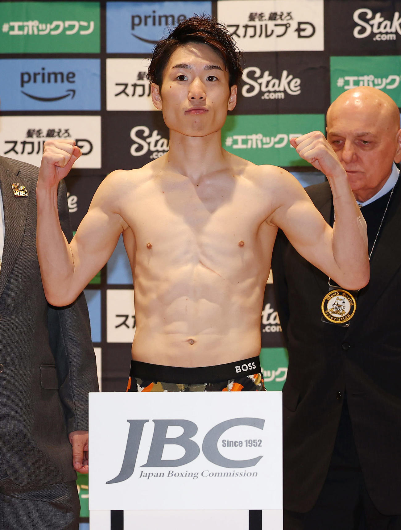 前日計量をクリアしポーズをとる寺地（撮影・前田充）