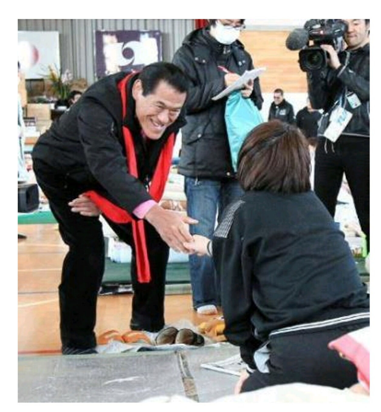 11年の東日本大震災時に避難所を訪問したアントニオ猪木さん（IGF提供）