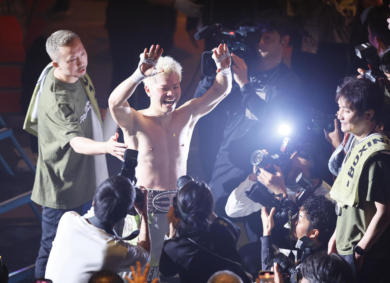ルイス・ロブレスにTKO勝ちし、ファンに手を振る那須川天心（撮影・藤尾明華）