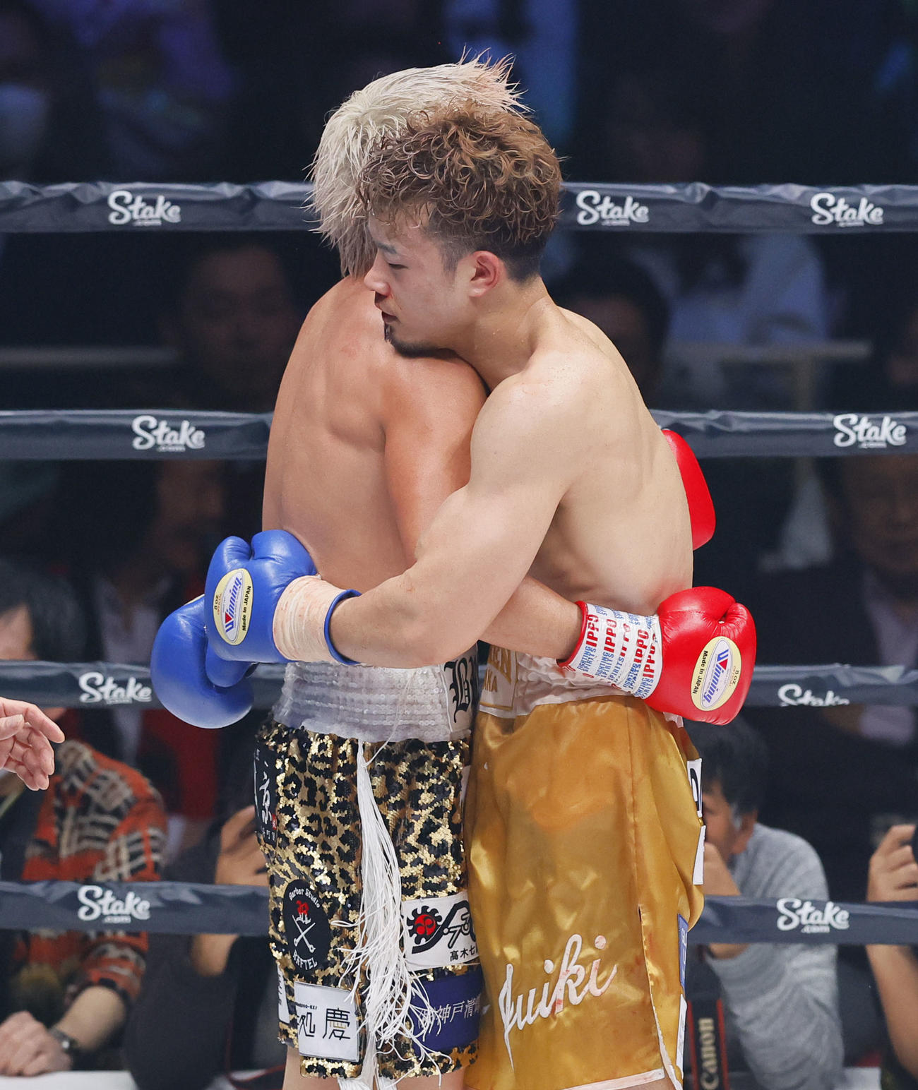 試合を終え与那覇勇気と抱き合う辰吉寿以輝（撮影・藤尾明華）