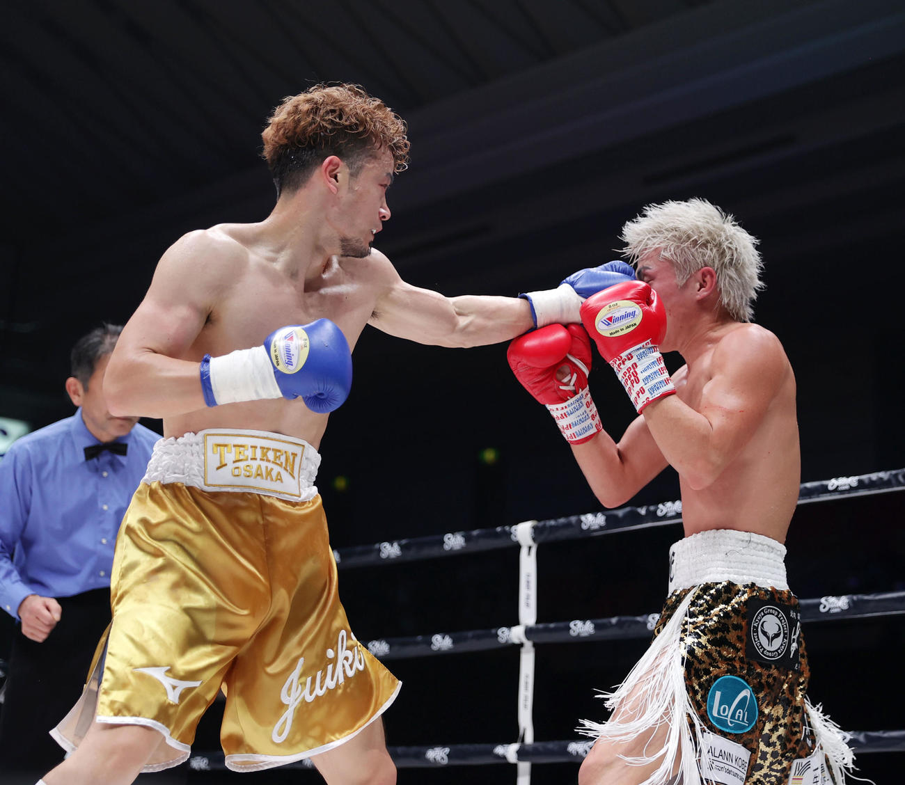 与那覇勇気対辰吉寿以輝　4回、与那覇勇気（右）の顔面を捉える辰吉寿以輝（撮影・前田充）