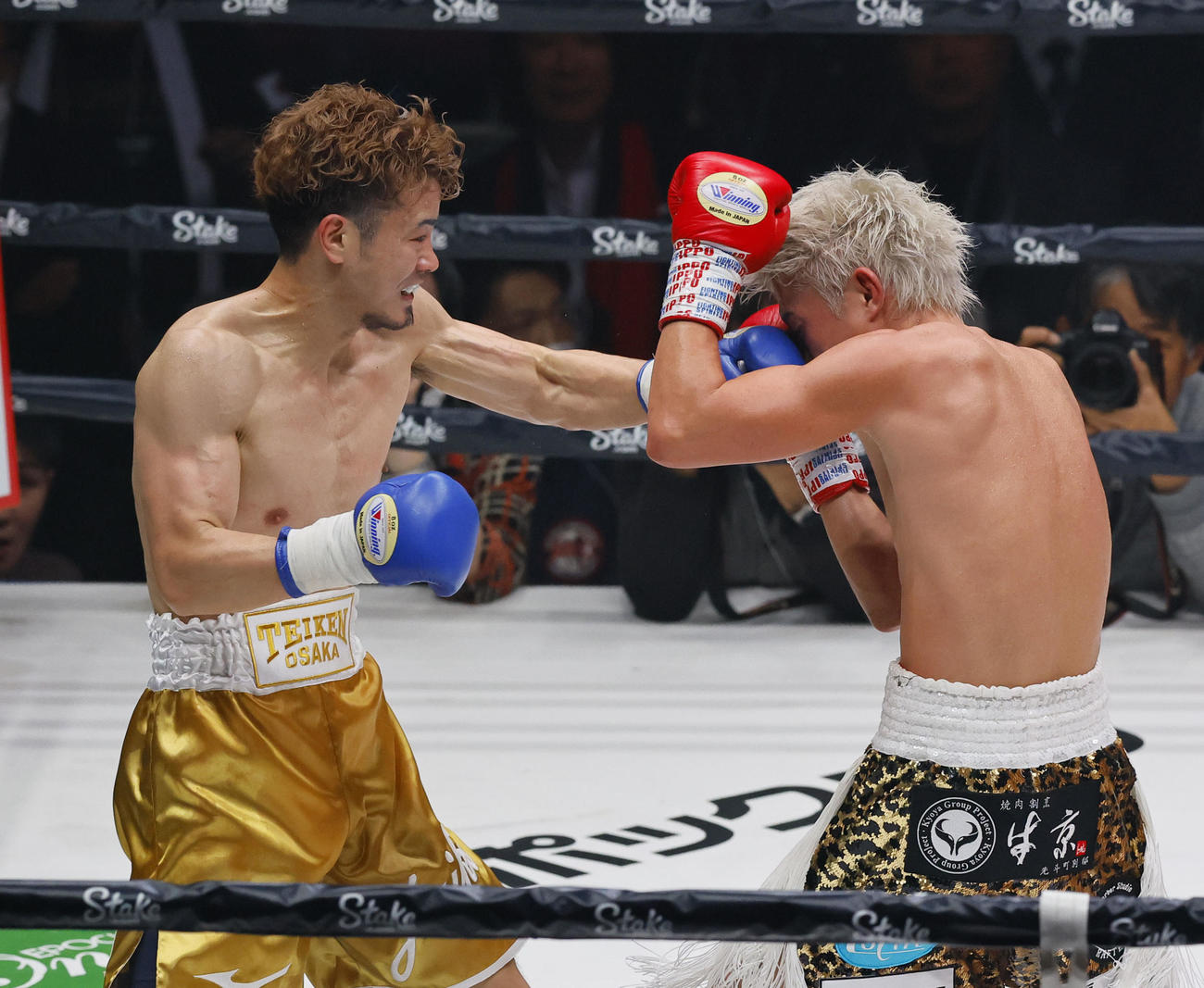 7回、与那覇勇気（右）にパンチを見舞う辰吉寿以輝（撮影・藤尾明華）