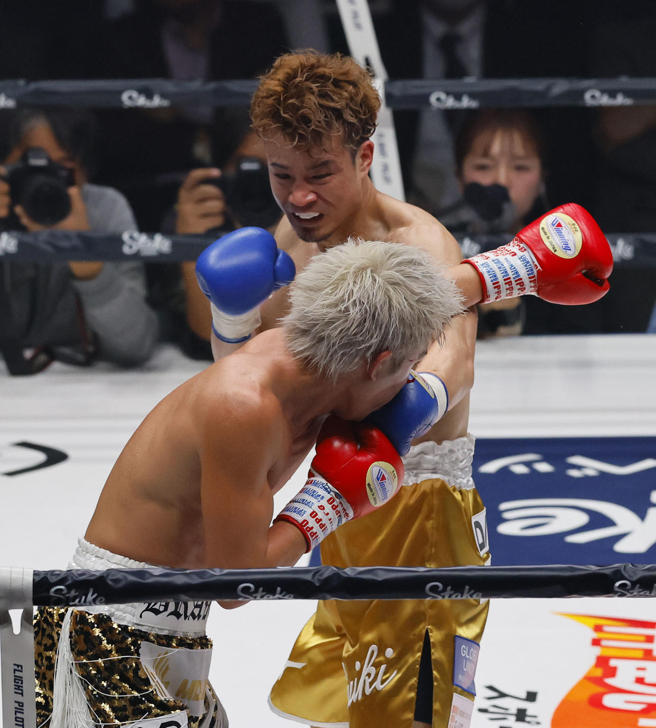 4回、与那覇勇気（手前）にパンチを放つ辰吉寿以輝（撮影・藤尾明華）