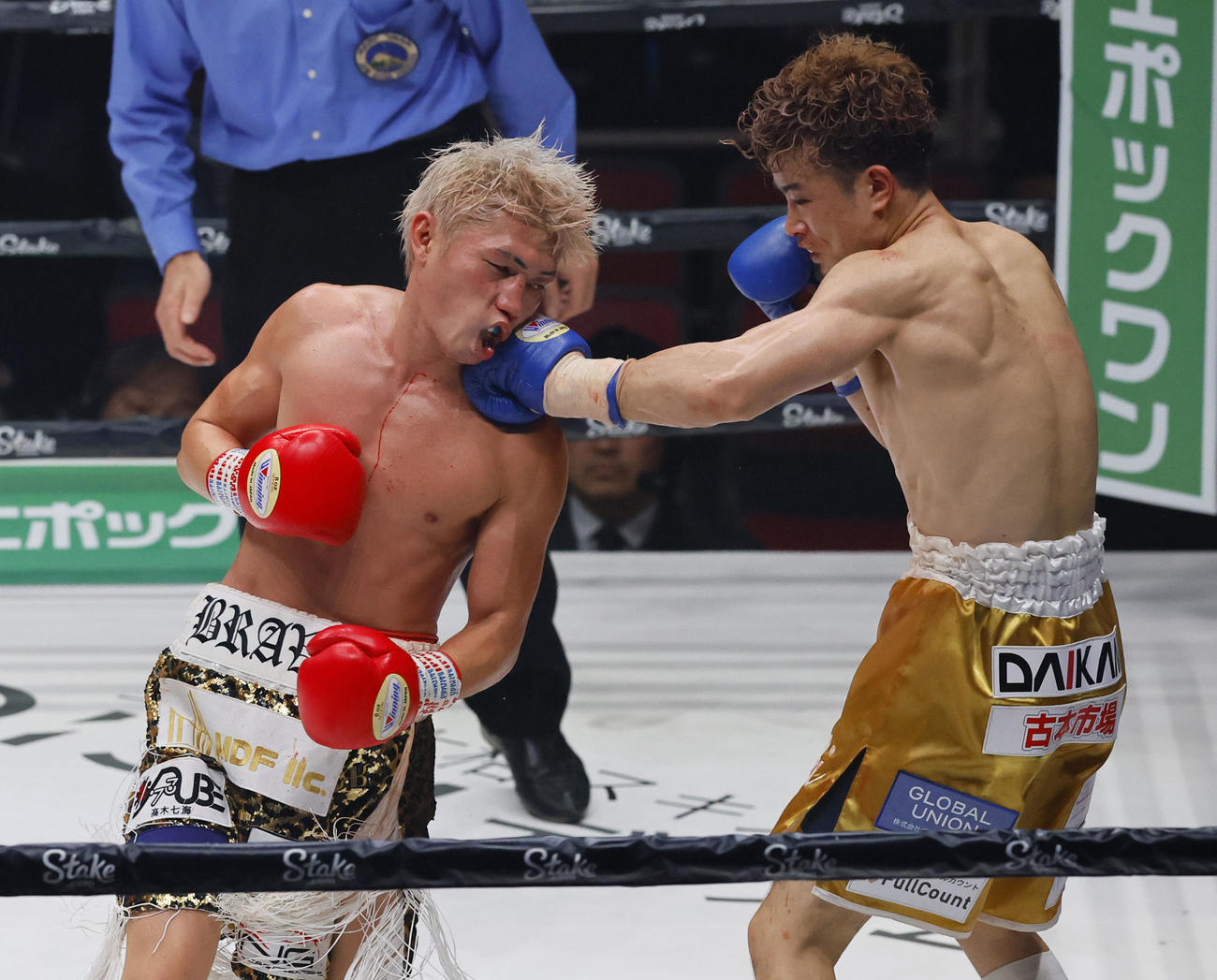 7回、与那覇勇気（左）にパンチを見舞う辰吉寿以輝（撮影・藤尾明華）