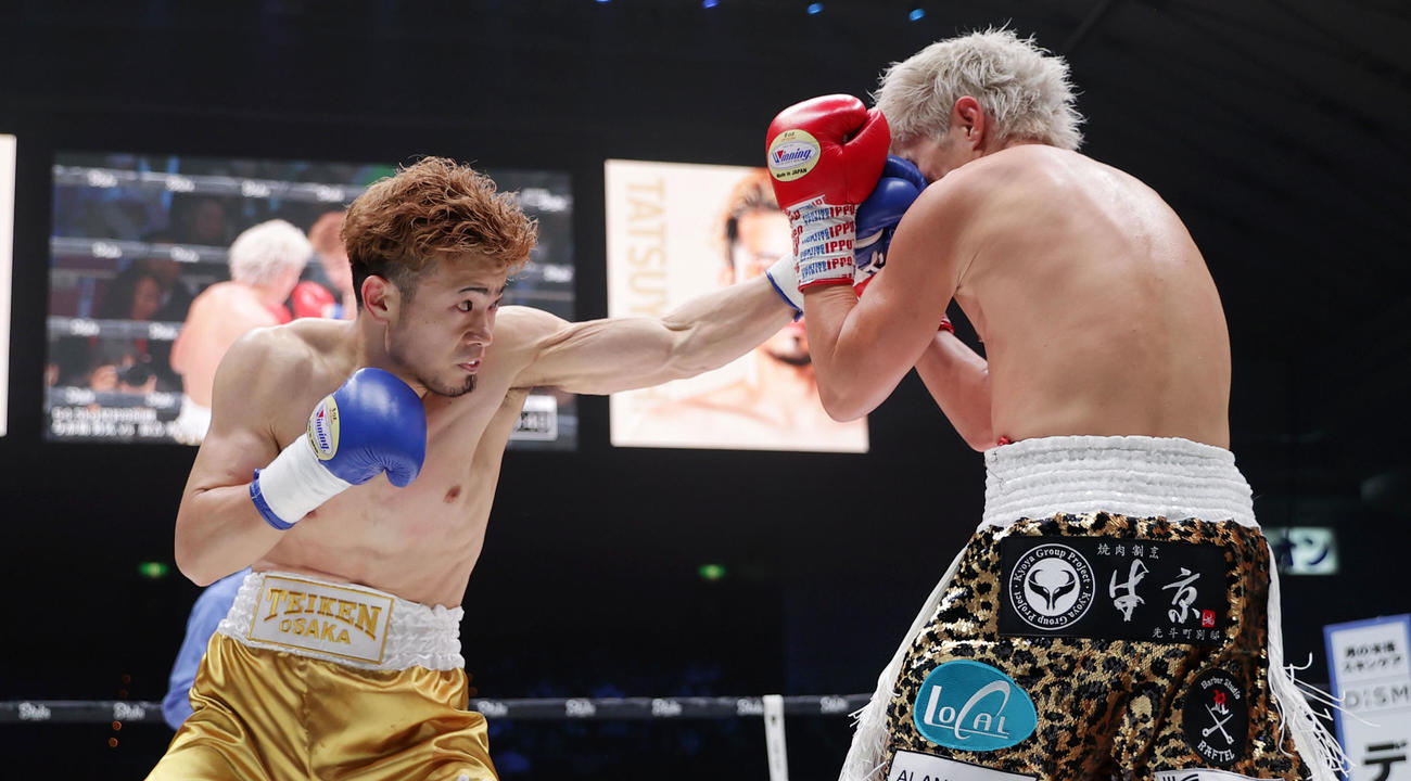 与那覇勇気対辰吉寿以輝　1回、与那覇勇気（右）にパンチを放つ辰吉寿以輝（撮影・前田充）