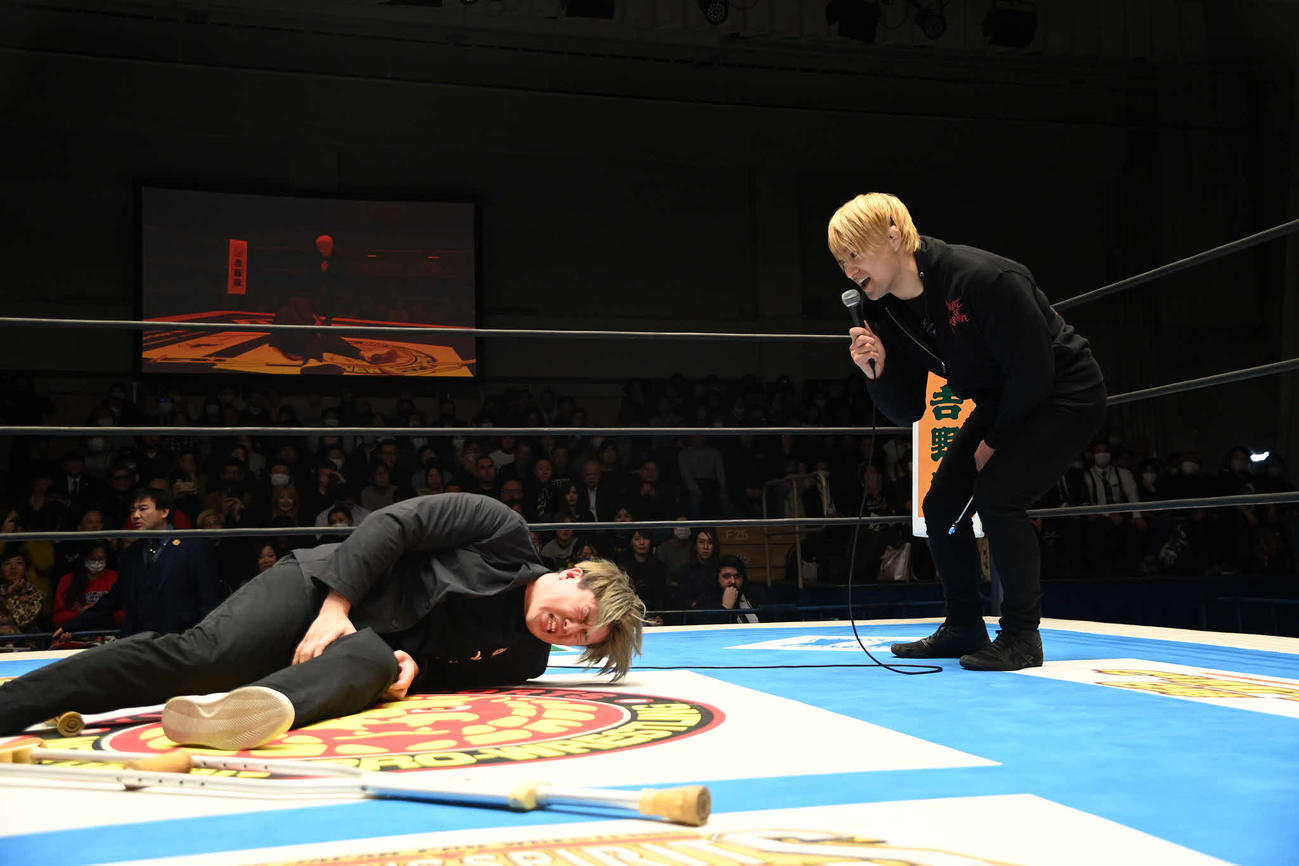 松葉づえ姿でリングに上がったマスター・ワト（左）は、乱入してきたHOTのSHOに靱帯断裂した左膝を凶器で攻撃されてもん絶した（写真提供・新日本プロレス）
