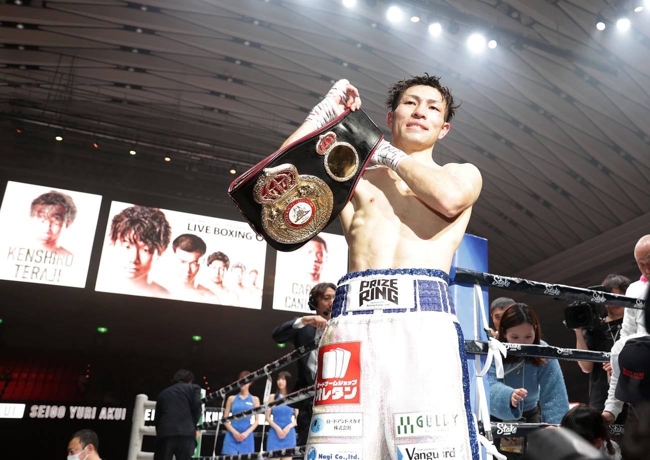アルテム・ダラキアン対ユーリ阿久井政悟　判定で新王者となったユーリ阿久井政悟はチャンピオンベルトを腕に巻く（撮影・前田充）