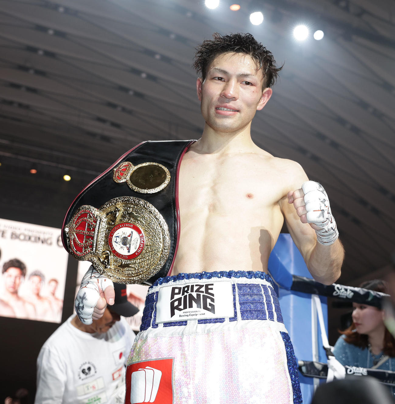 アルテム・ダラキアン対ユーリ阿久井政悟　判定で新王者となったユーリ阿久井政悟はチャンピオンベルトを肩に掛けガッツポーズ（撮影・前田充）