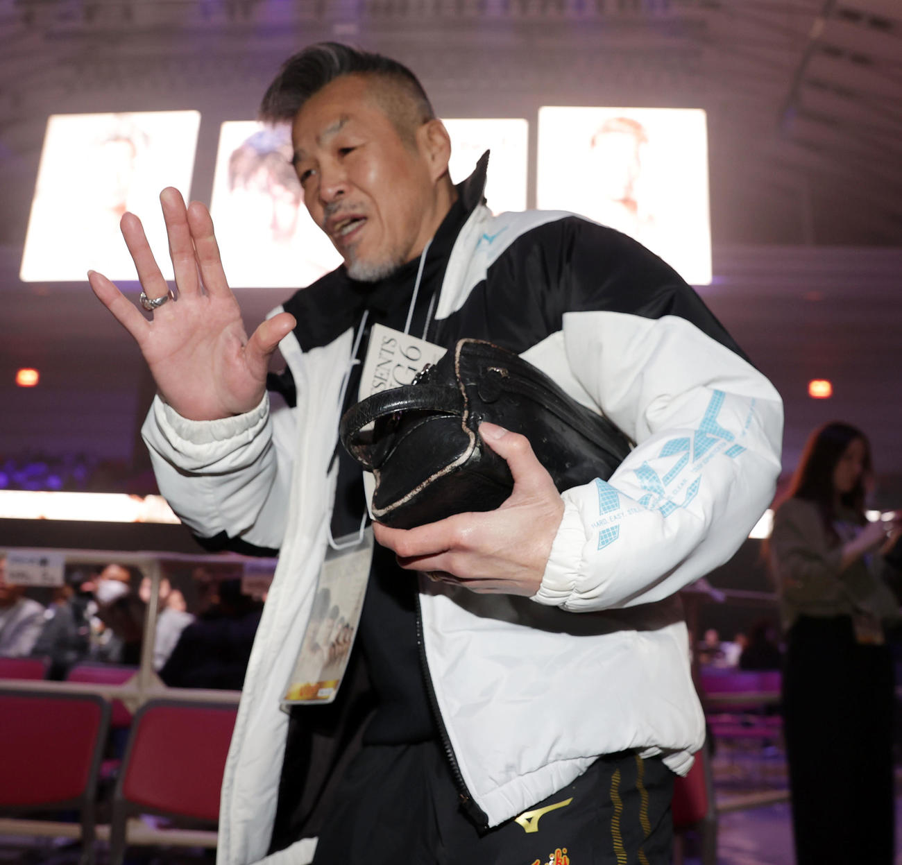 与那覇勇気対辰吉寿以輝　会場に入る辰吉丈一郎氏（撮影・前田充）