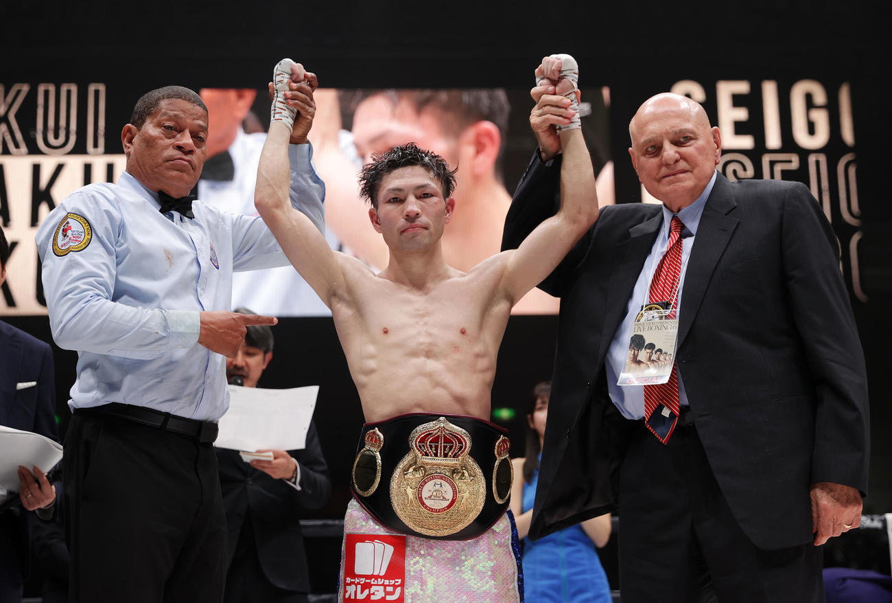 アルテム・ダラキアン対ユーリ阿久井政悟　12回を戦い判定で新王者となったユーリ阿久井政悟（撮影・前田充）
