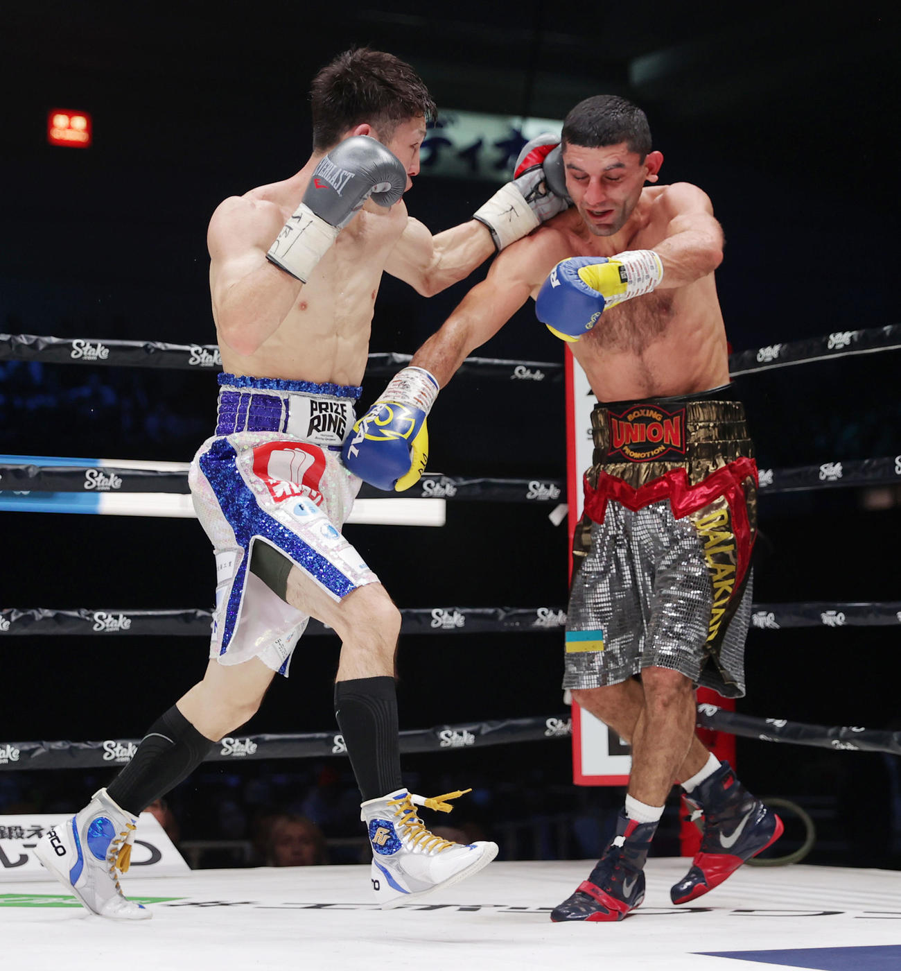 アルテム・ダラキアン対ユーリ阿久井政悟　7回、アルテム・ダラキアン（右）にパンチを放つユーリ阿久井政悟（撮影・前田充）