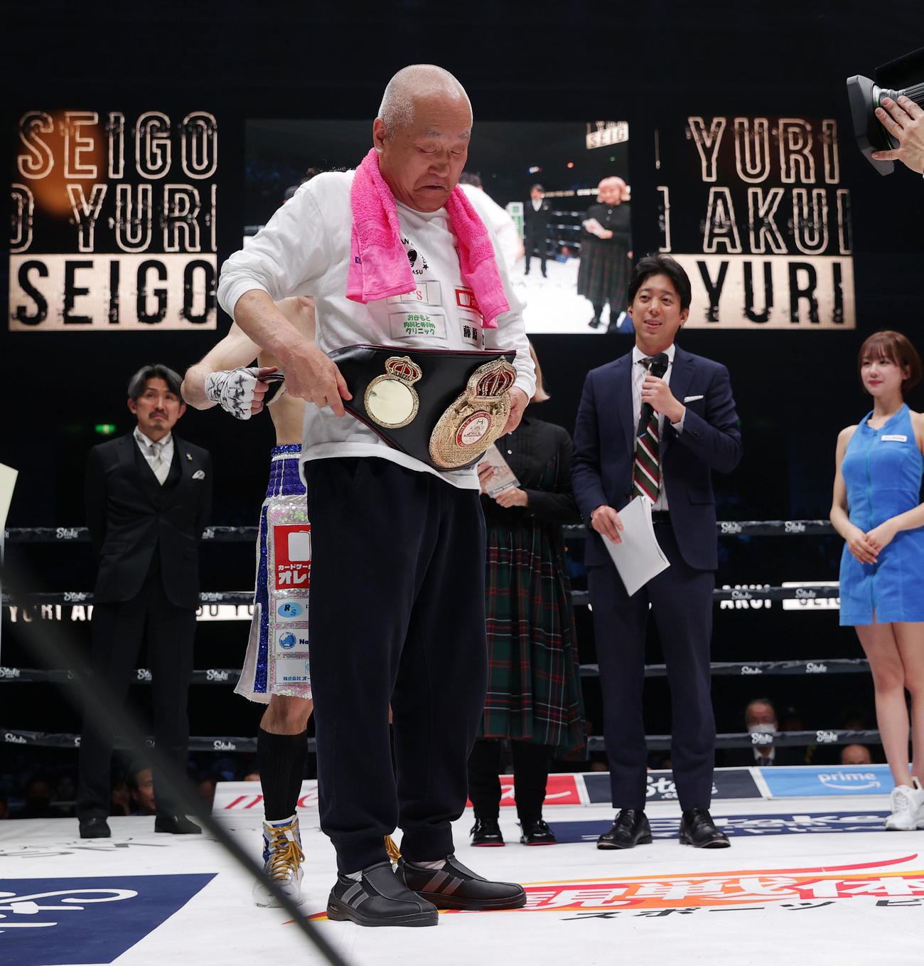 アルテム・ダラキアン対ユーリ阿久井政悟　判定で新王者となったユーリ阿久井政悟は守安ジム会長の守安竜也氏にベルトを巻く（撮影・前田充）