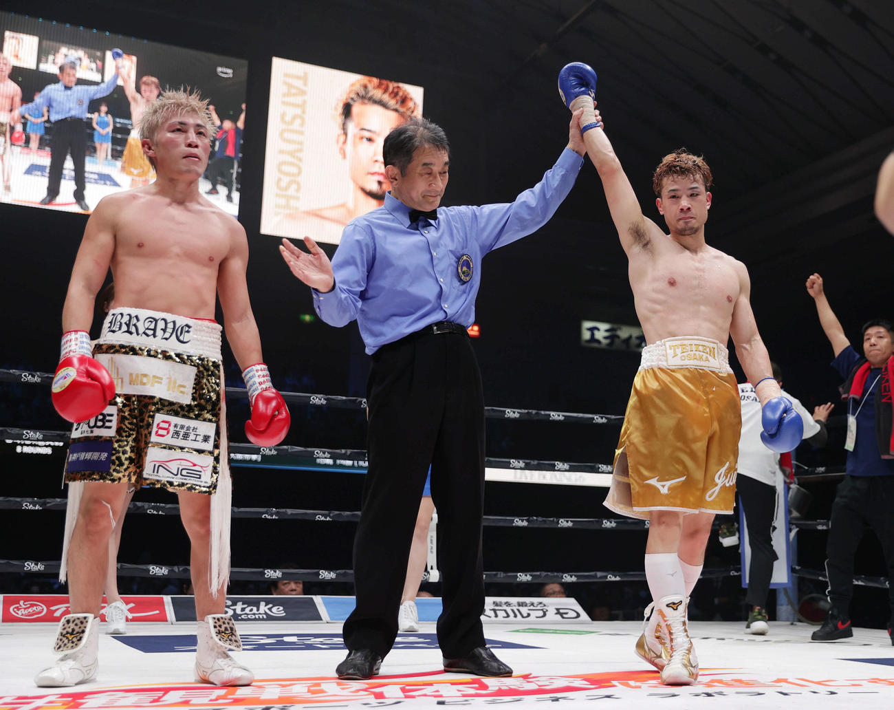 与那覇勇気対辰吉寿以輝　辰吉寿以輝（右）は与那覇勇気に判定勝ちを決める（撮影・前田充）