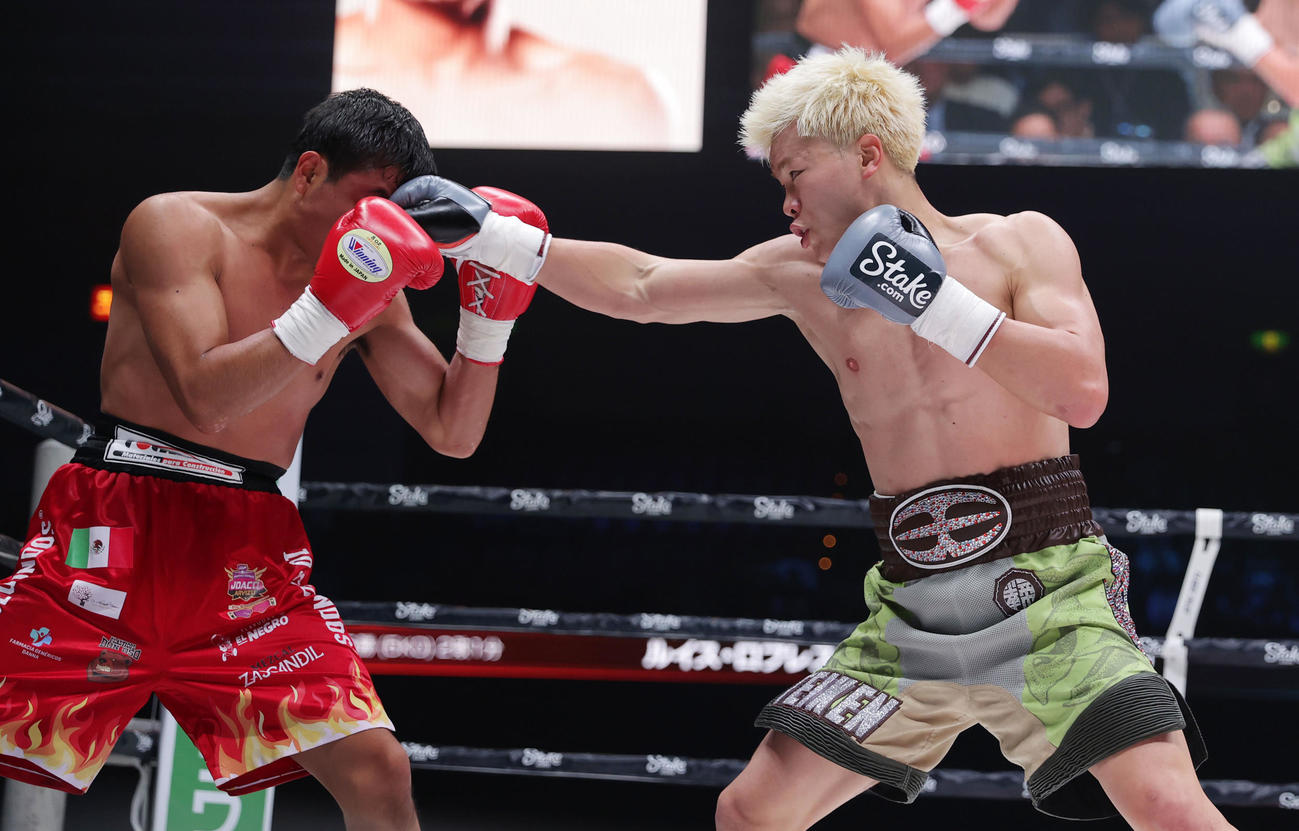 ルイス・ロブレス対那須川天心　2回、那須川天心はルイス・ロブレスにパンチを打つ（撮影・前田充）
