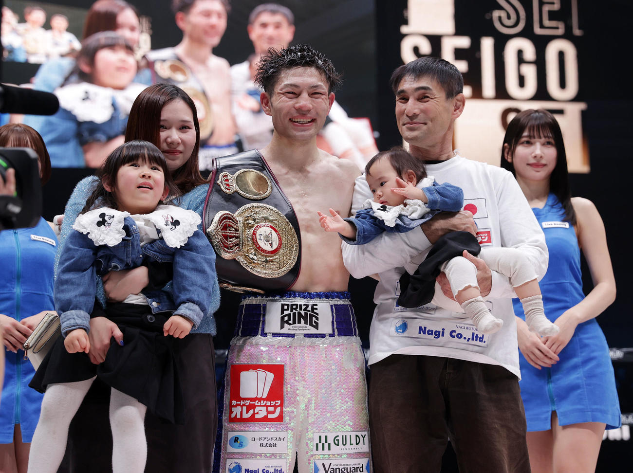 判定勝ちで新王者となったユーリ阿久井（左から3人目）は家族と笑顔を見せる。左から長女千聖ちゃん、夢夫人、1人おいて次女琴乃ちゃん、父一彦さん（撮影・前田充）