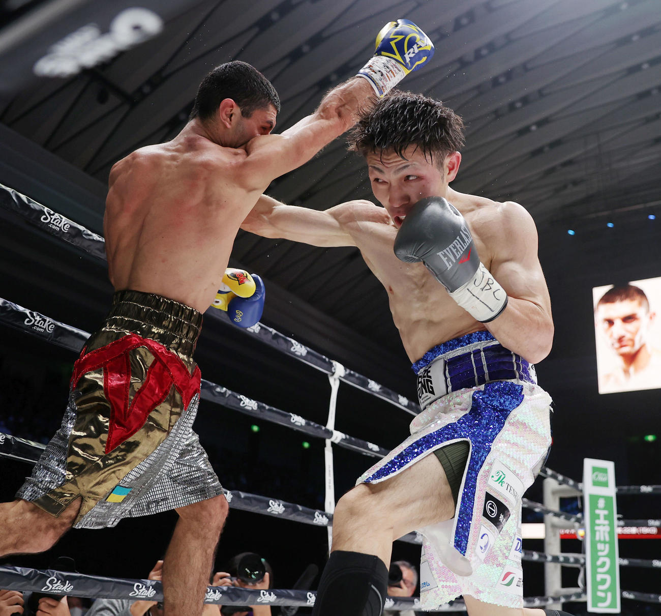 アルテム・ダラキアン対ユーリ阿久井政悟　5回、アルテム・ダラキアン（左）にパンチを放つユーリ阿久井政悟（撮影・前田充）