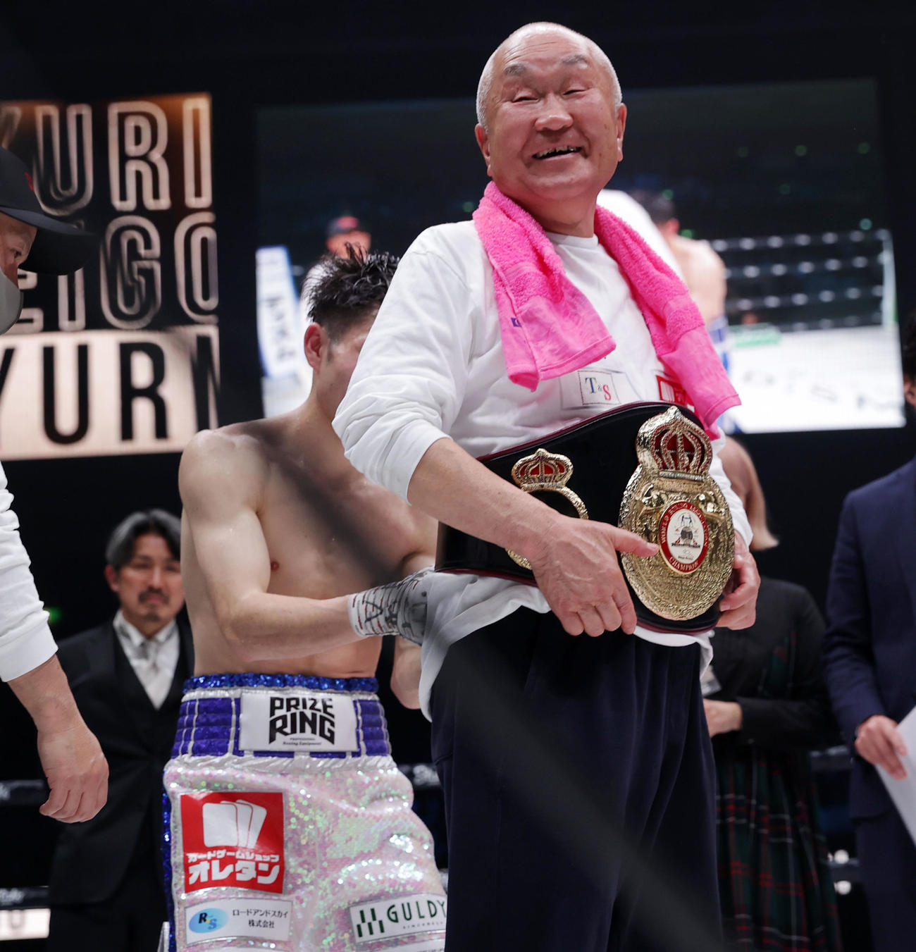 守安ジム会長の守安竜也氏はユーリ阿久井にベルトを巻かれ笑顔（撮影・前田充）