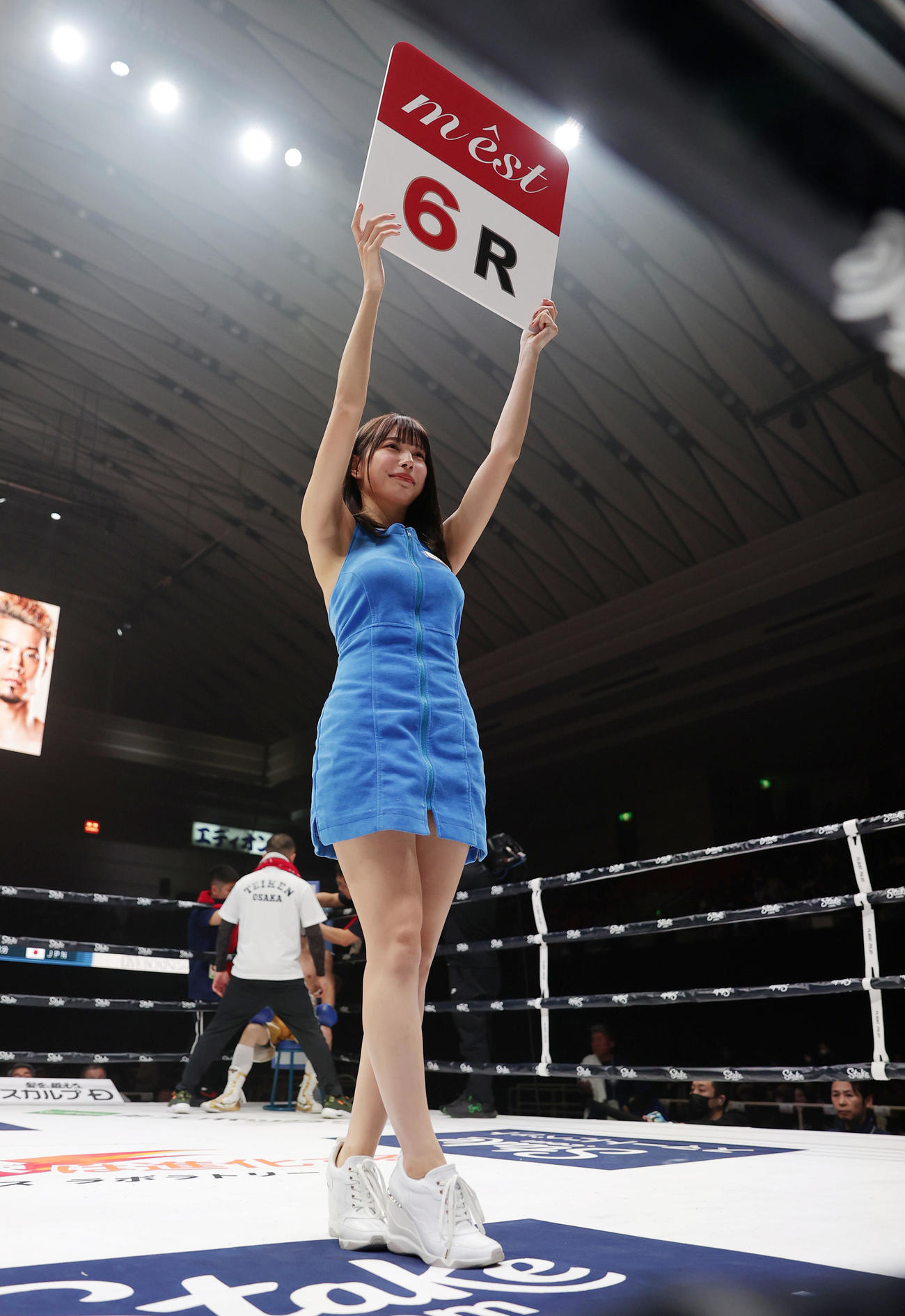 リング上を歩くラウンドガールの雪平莉左（撮影・前田充）