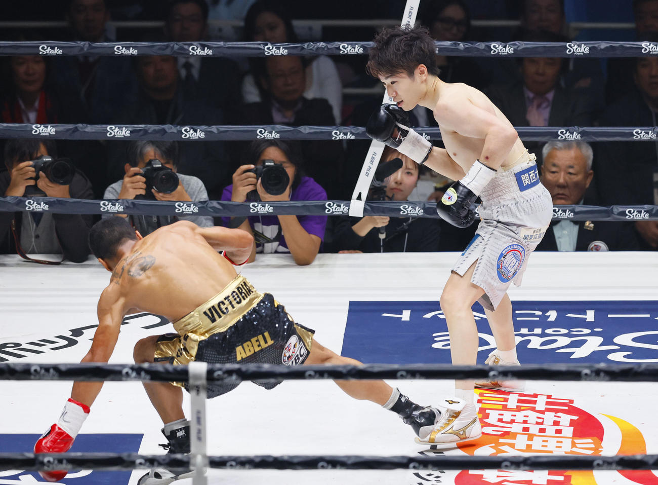 2回、カニサレスからダウンを奪う寺地（（撮影・藤尾明華）