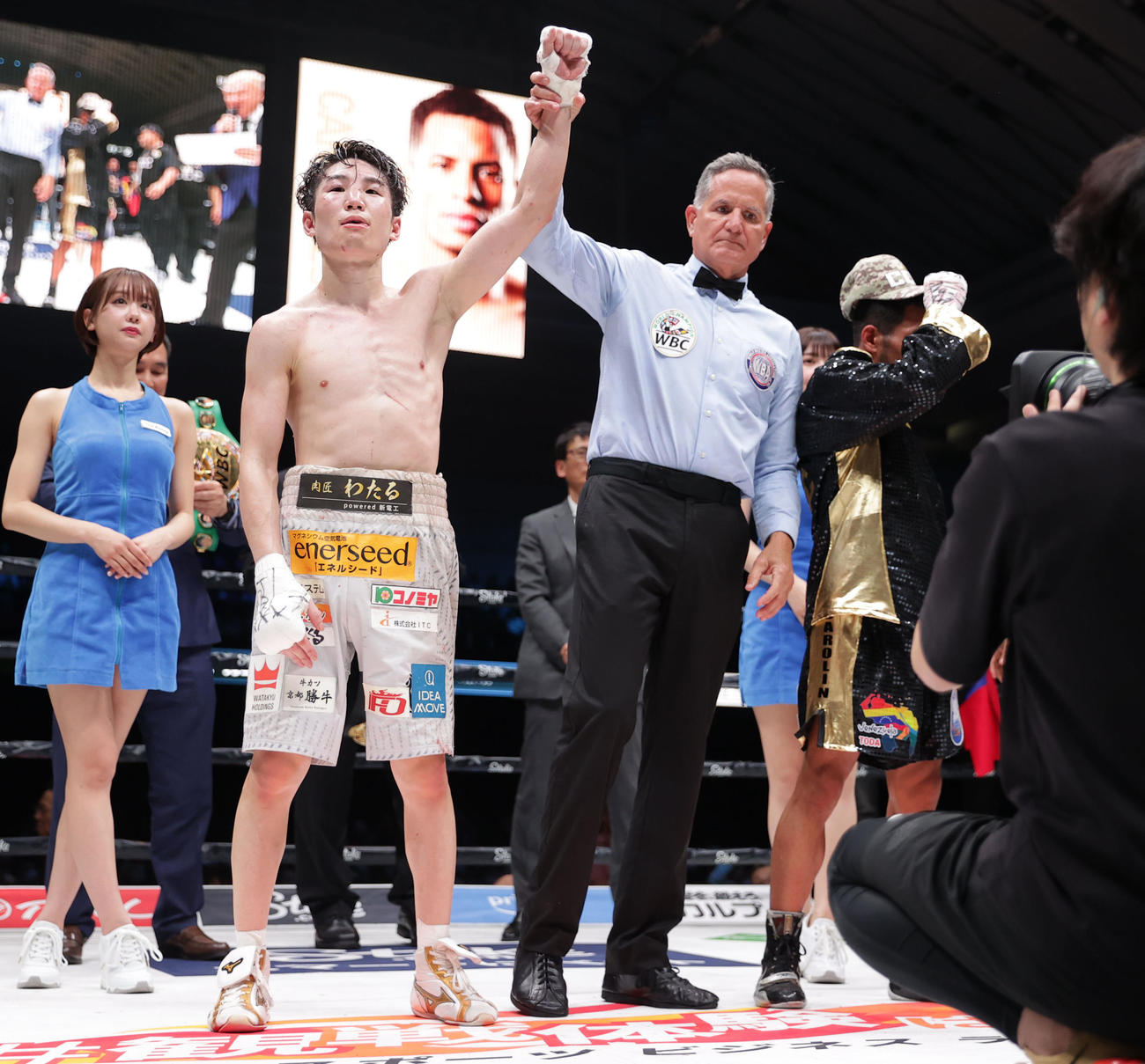 寺地拳四朗対カルロス・カニサレス　判定勝ちで防衛を果たした寺地拳四朗（撮影・前田充）