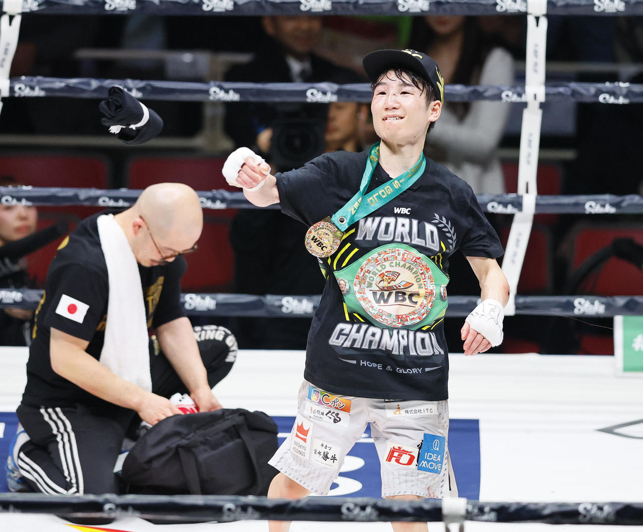 試合後、客席にプレゼントを投げる寺地拳四朗（撮影・藤尾明華）