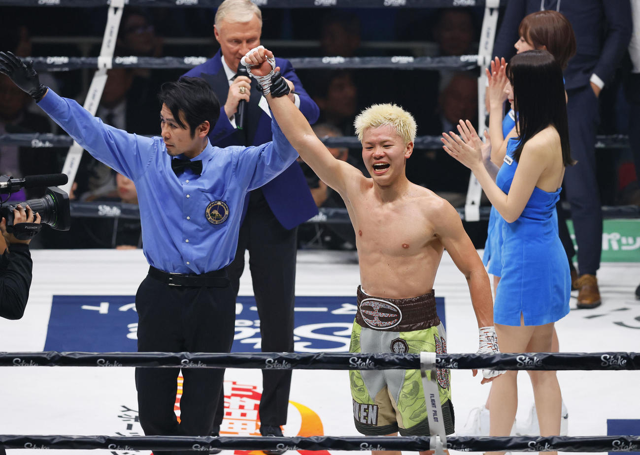 ルイス・ロブレスにTKOで勝利し、喜ぶ那須川天心（撮影・藤尾明華）