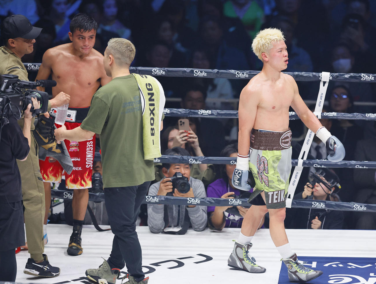 3回、ルイス・ロブレスが負傷し、勝利した那須川天心（撮影・藤尾明華）