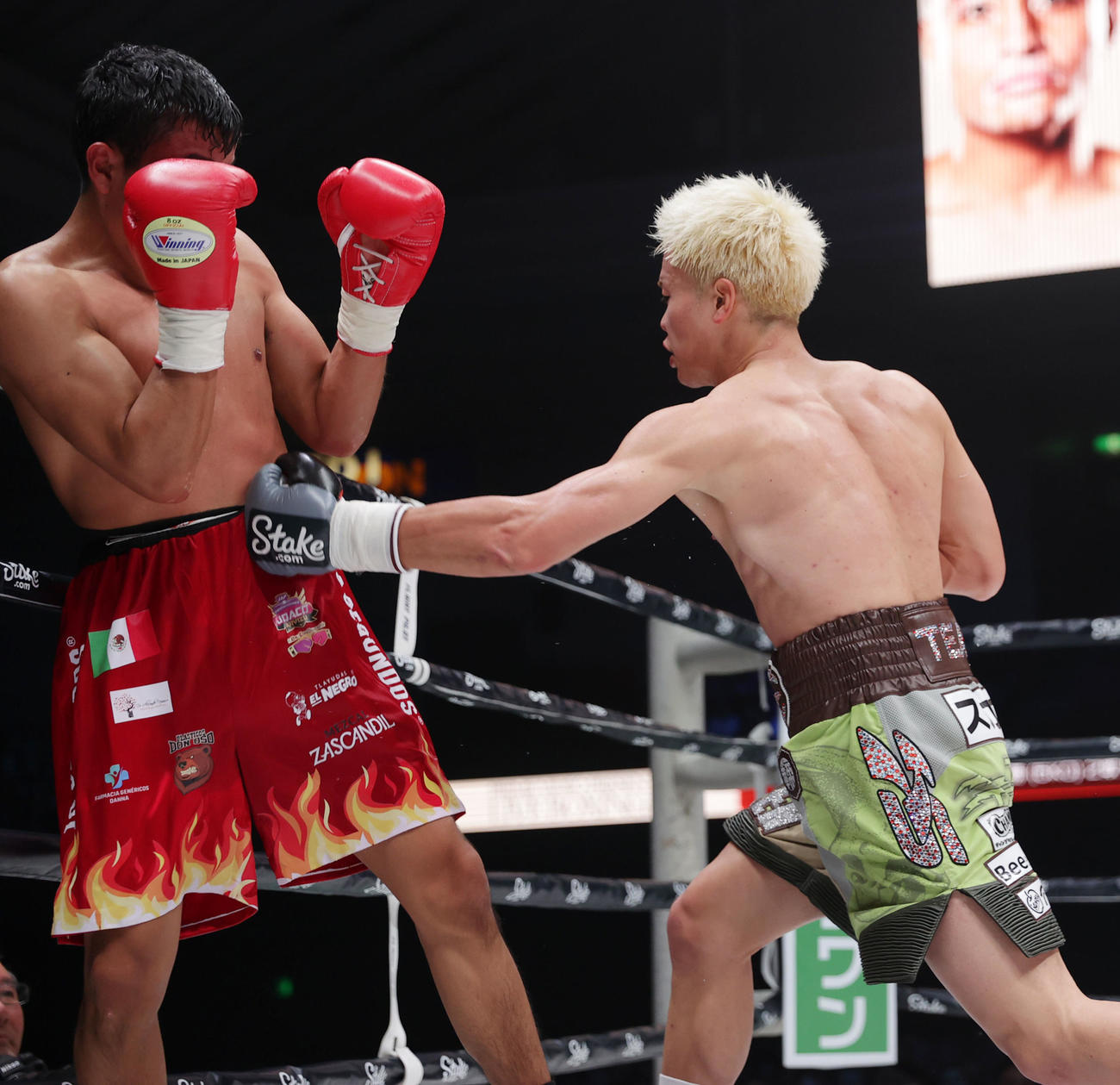 3回、ロブレス（左）にパンチを放つ那須川（撮影・前田充）