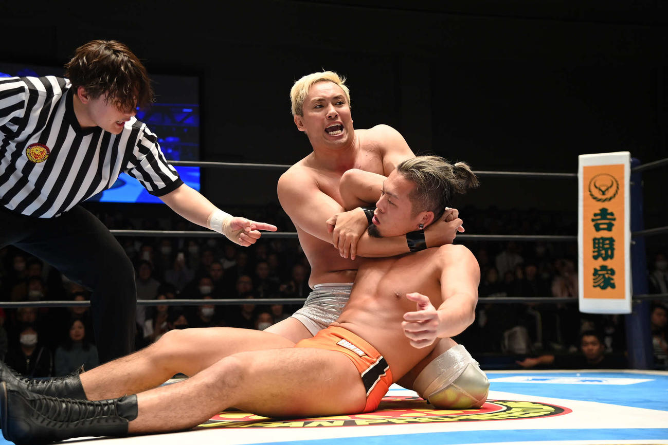 オカダは敵意むき出しで向かってくる藤田を痛めつけた（写真提供・新日本プロレス）