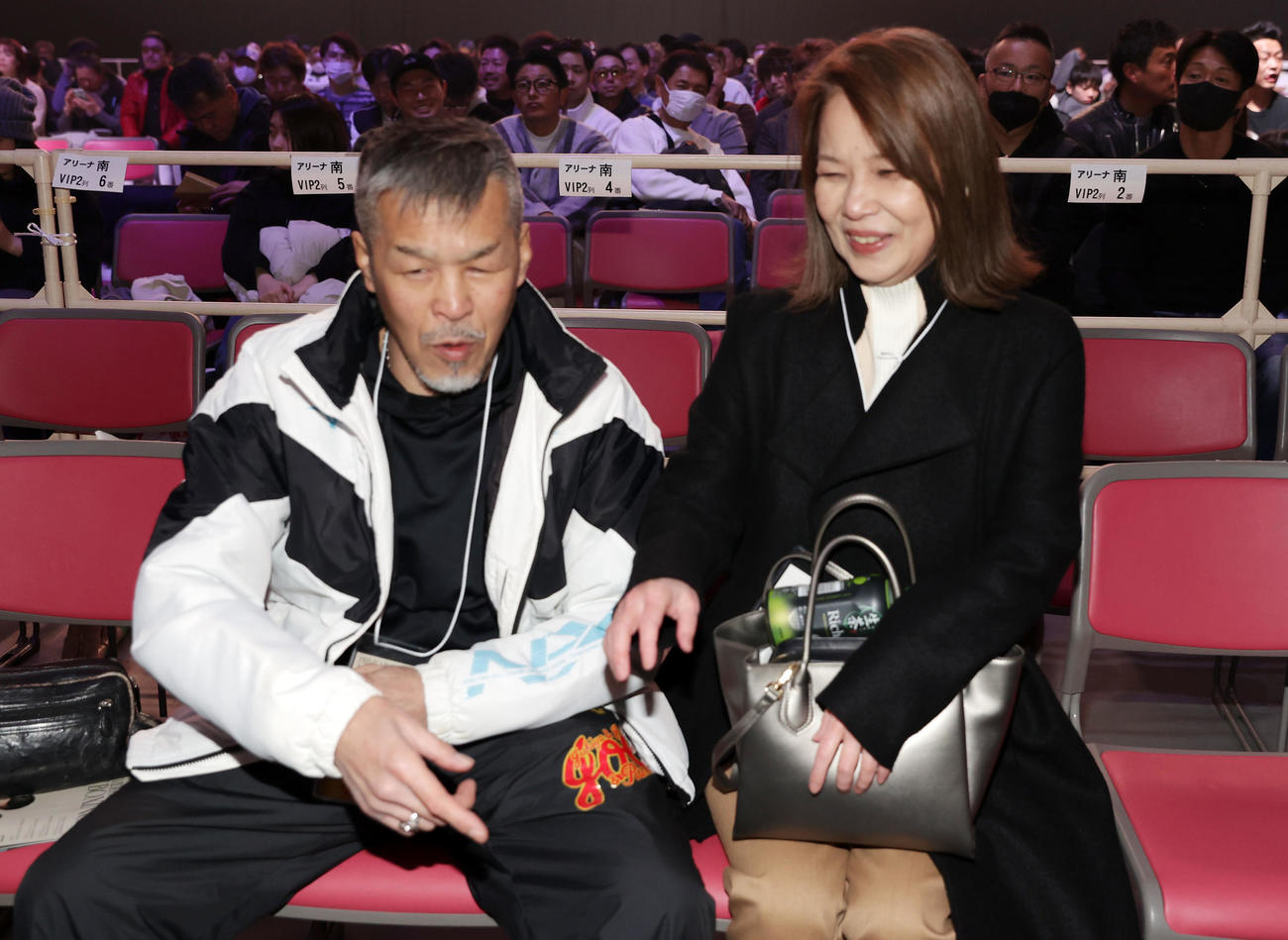 観戦する辰吉丈一郎氏とるみ夫人（撮影・前田充）