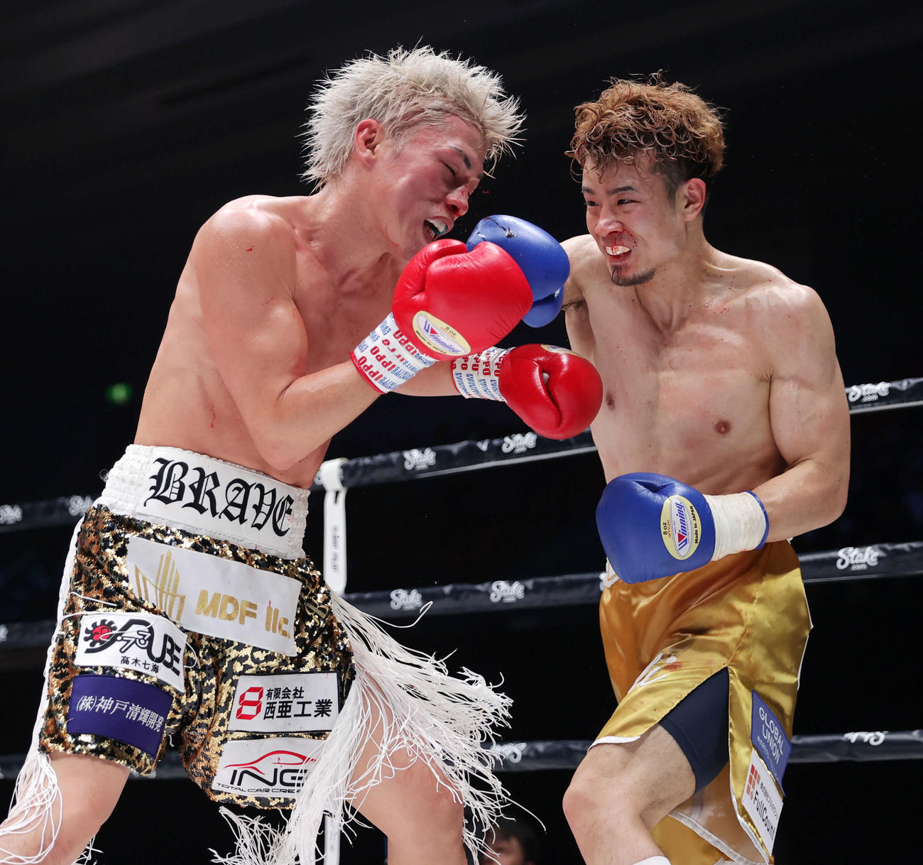 5回、辰吉（右）は与那覇にパンチを見舞う（撮影・前田充）