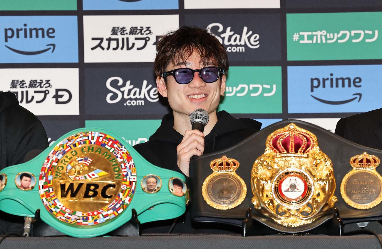 一夜明け会見で取材に応じる寺地拳四朗（撮影・上田博志）