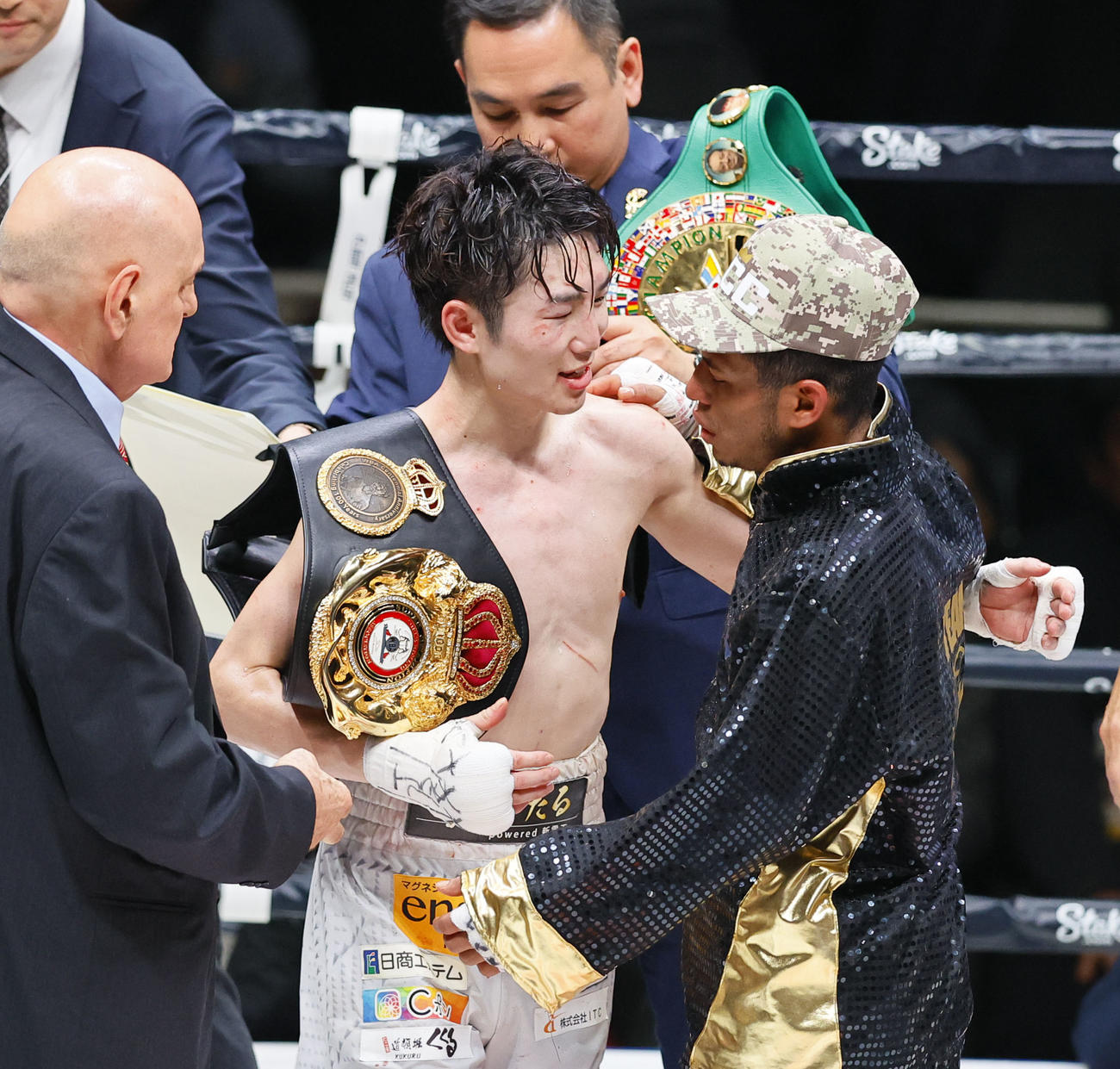 WBAスーパー、WBC世界ライトフライ級タイトルマッチ　カニサレスと抱き合う寺地（2024年1月23日撮影）