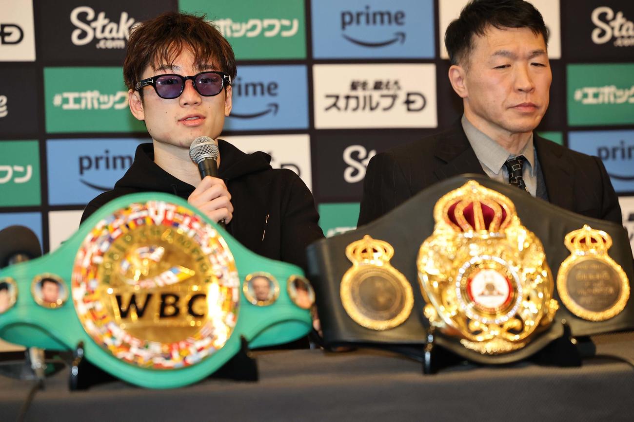 一夜明け会見で取材に応じるWBAスーパー、WBC世界ライトフライ級王者の寺地拳四朗（左）と寺地会長（撮影・上田博志）